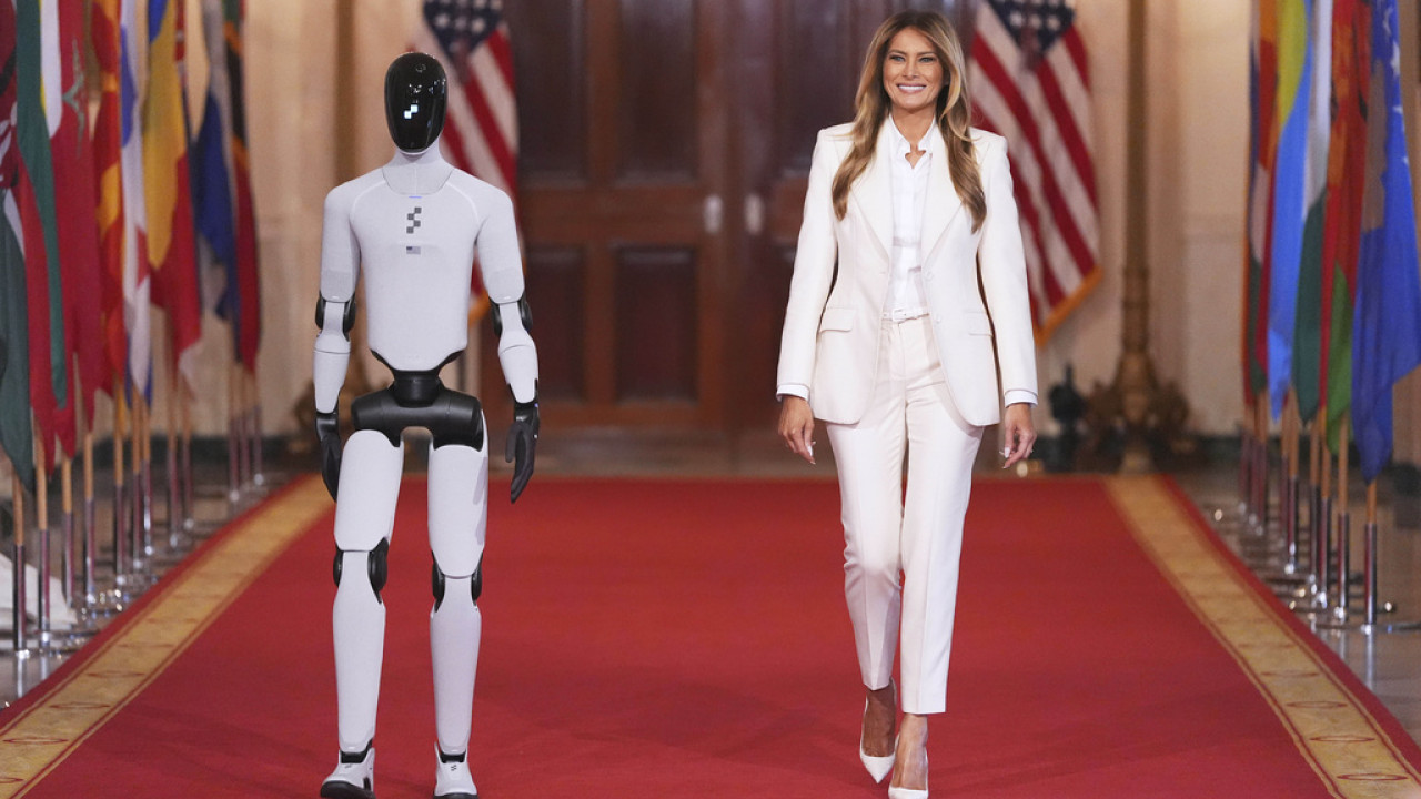 melaniarobot ap.jpg