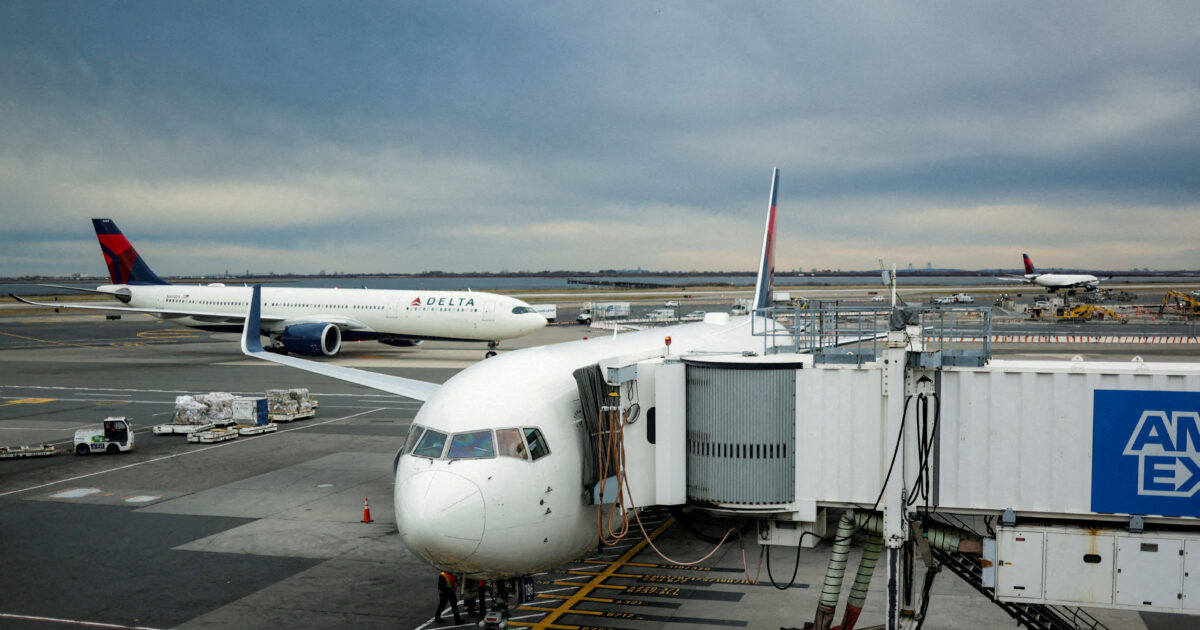 aeroplano aerodromio airport reuters 1200x630.jpg