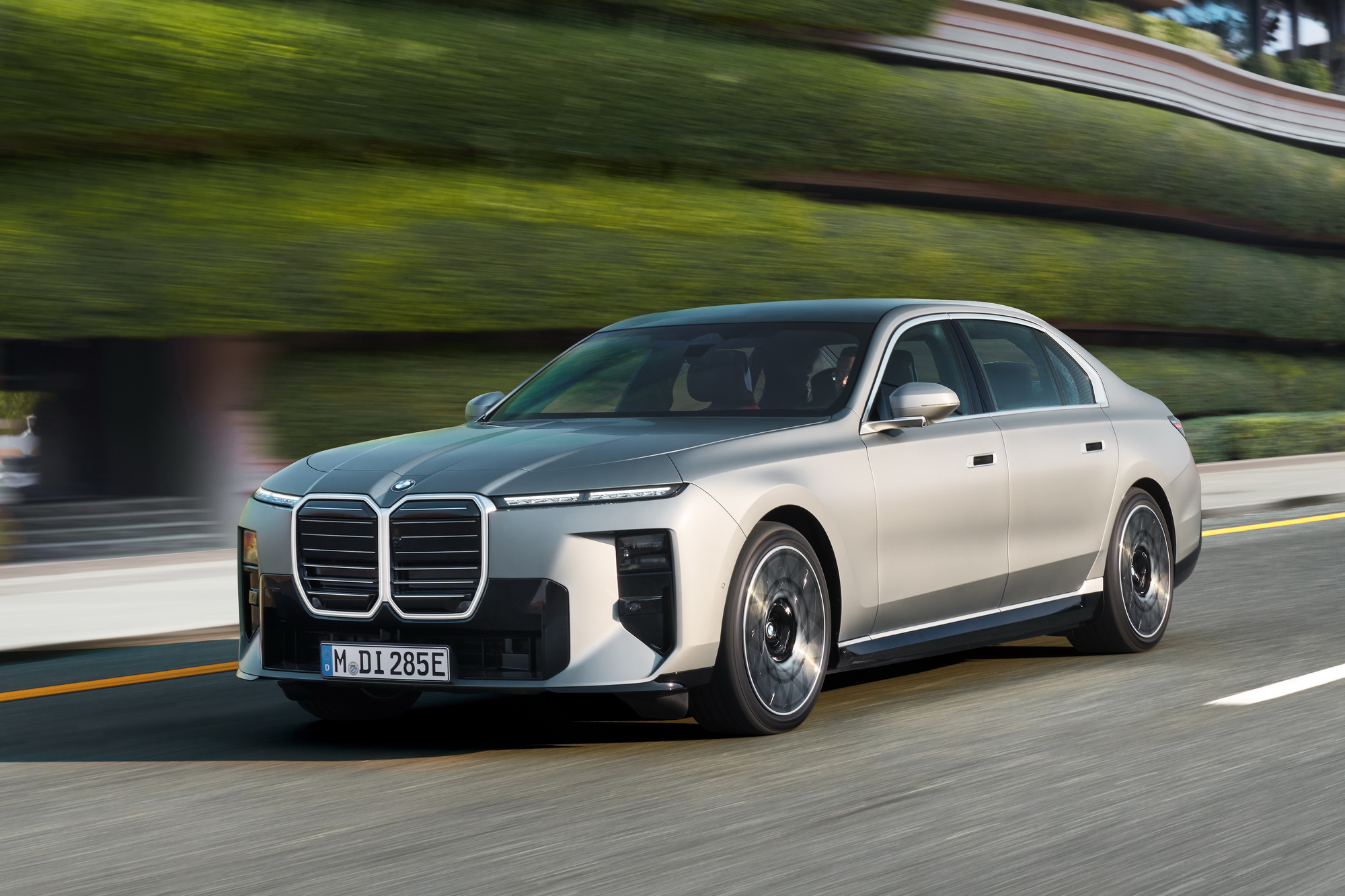 bmw i7 60 xdrive opening.jpg