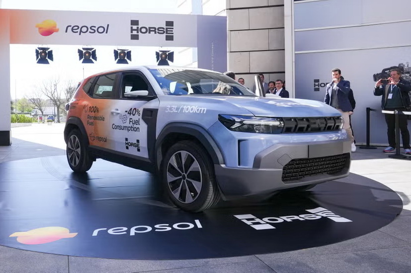 dacia duster prototype horse repsol opening.jpg