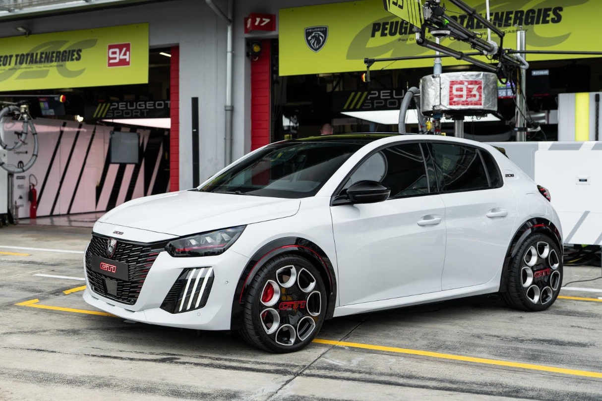 peugeot e 208 gti 1.jpg