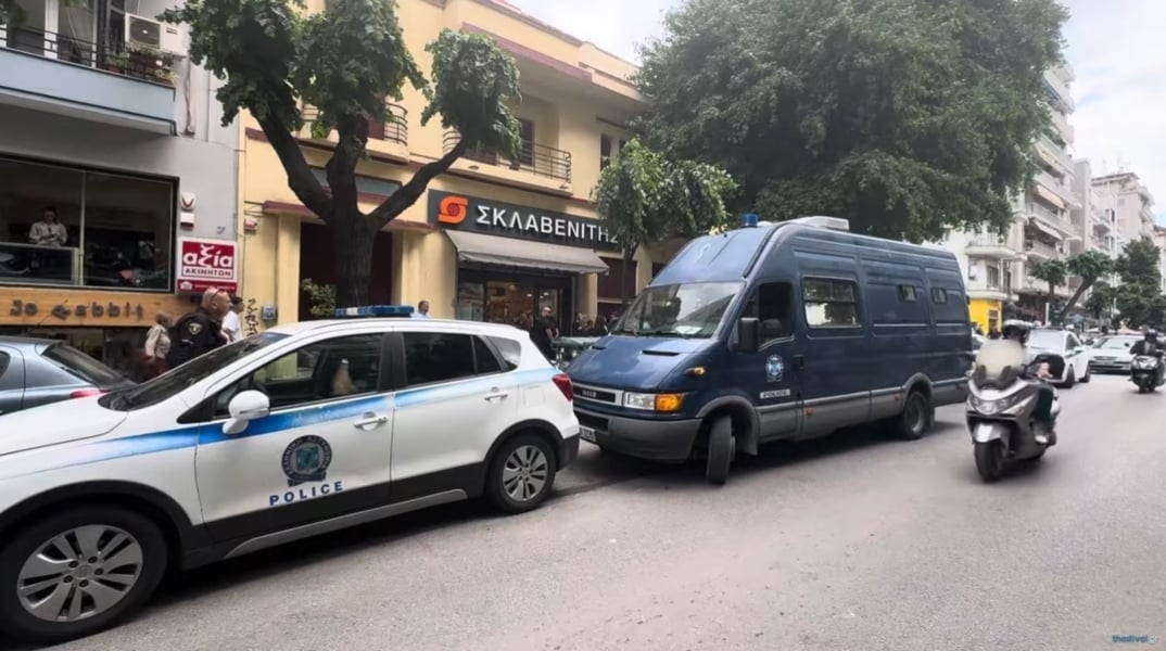 thessaloniki 20 prosagoges kai mia sullipsi gia diamarturia kata tis akriveias se souper market 1 .jpg