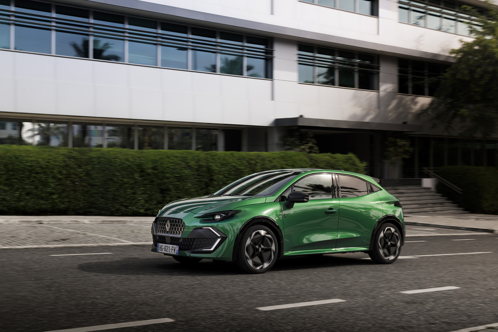 renault clio full hybrid e tech techno absolute green 12.jpg