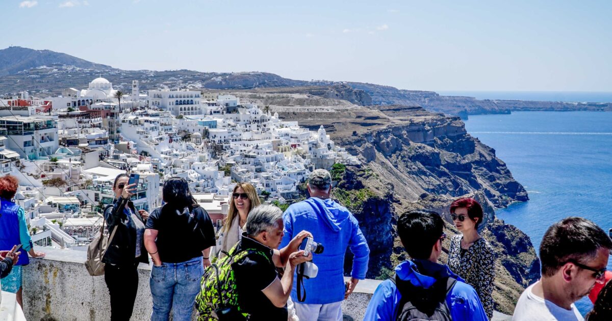 touristes santorini eurokinissi 1200x630.jpeg