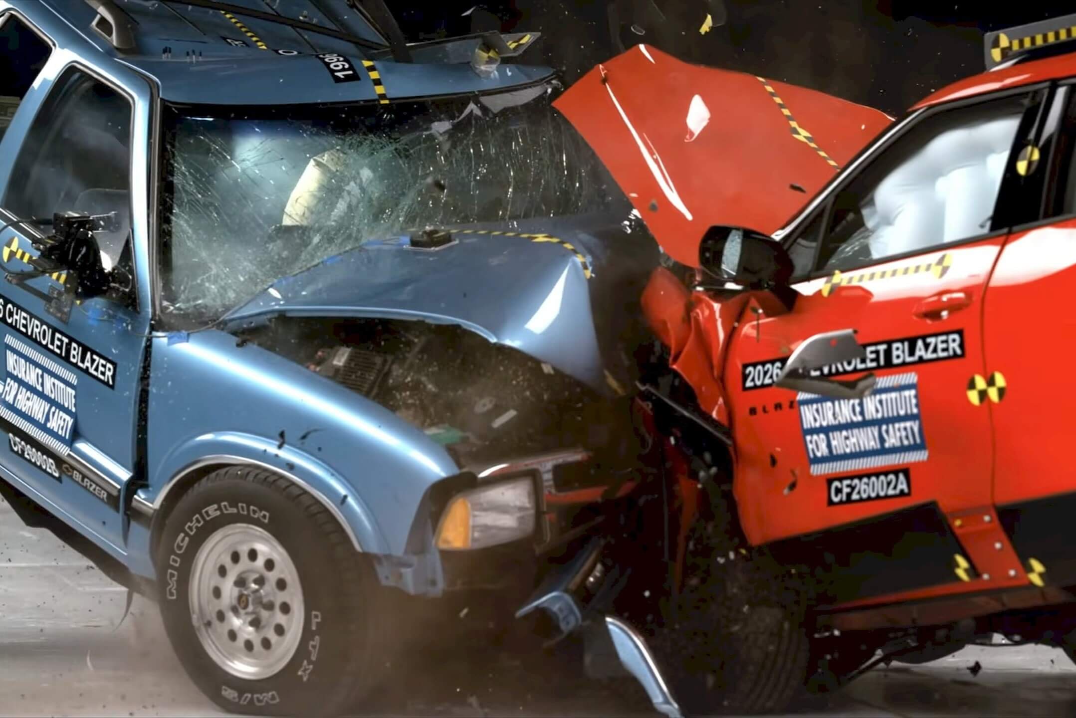 1996 chevrolet blazer crashes into my2026 descendant to show how crash safety improved over 30 years 7.jpg