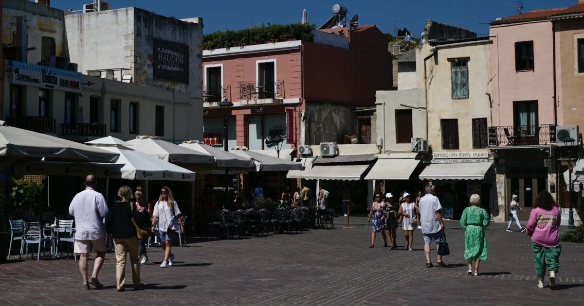 kriti touristes tourismos 1 1200x630.jpg