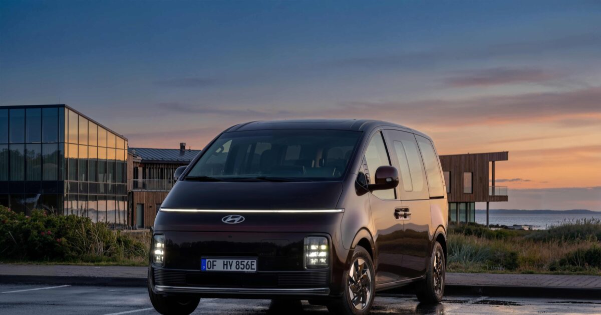 staria ev 3q front 01 1200x630.jpg